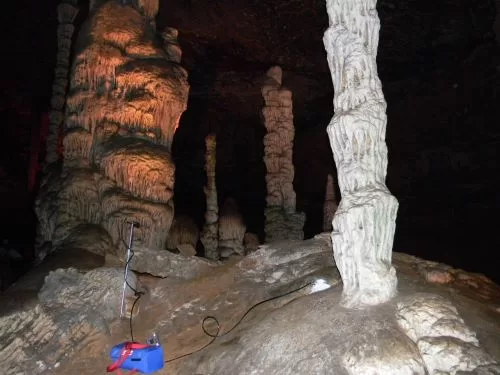 Detonações Próximas à Cavidades Naturais Subterrâneas