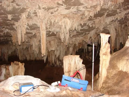 Detonações Próximas à Cavidades Naturais Subterrâneas