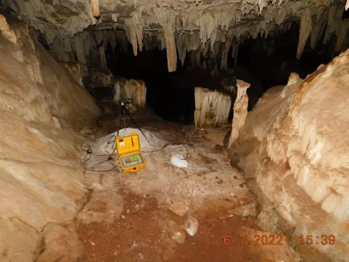 Detonações Próximas à Cavidades Naturais Subterrâneas